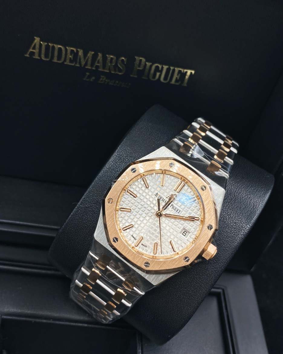 Audemars Piguet Royal Oak Selfwinding Silver dial, 37mm, Steel and 18k Rose gold, 1