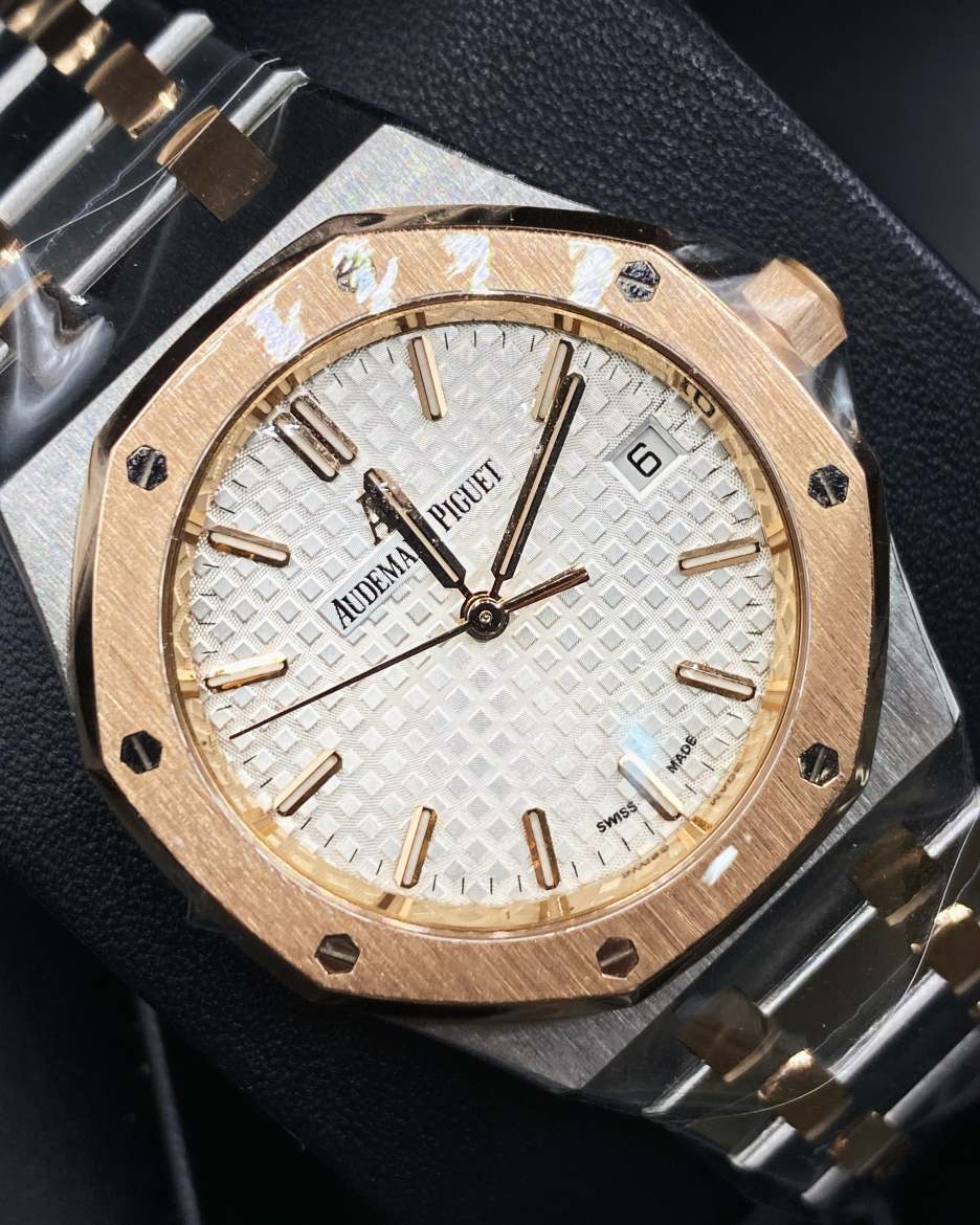 Audemars Piguet Royal Oak Selfwinding Silver dial, 37mm, Steel and 18k Rose gold, 3