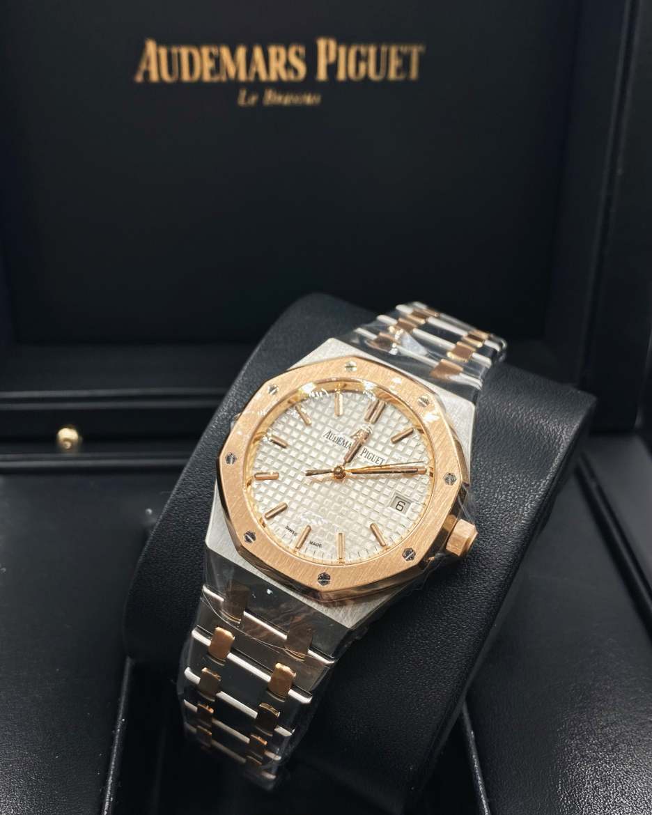 Audemars Piguet Royal Oak Selfwinding Silver dial, 37mm, Steel and 18k Rose gold, 5